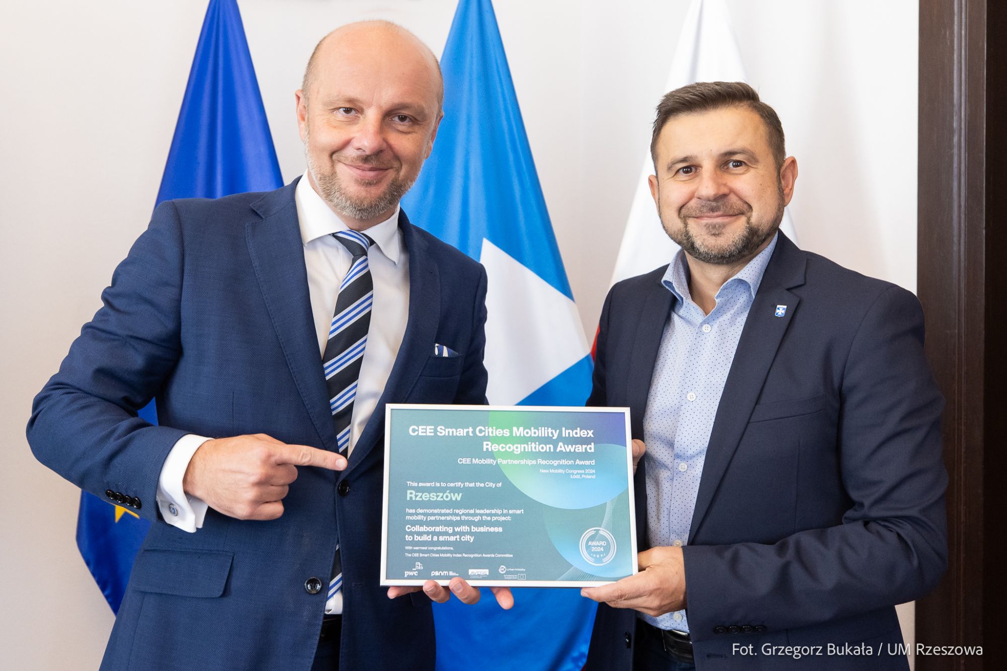 zdjęcie Prezydenta Miasta Rzeszowa Konrada Fijołka i Zastępcy Prezydenta Miasta Rzeszowa Krzysztofa Stańko z wyr&oacute;znieniem "Lider elektromobilności"